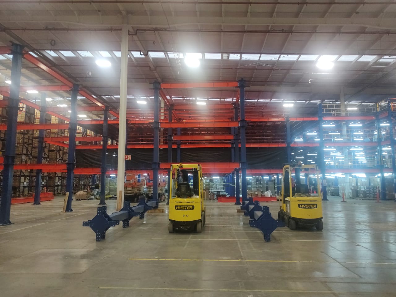 Almacén industrial con racks instalados profesionalmente