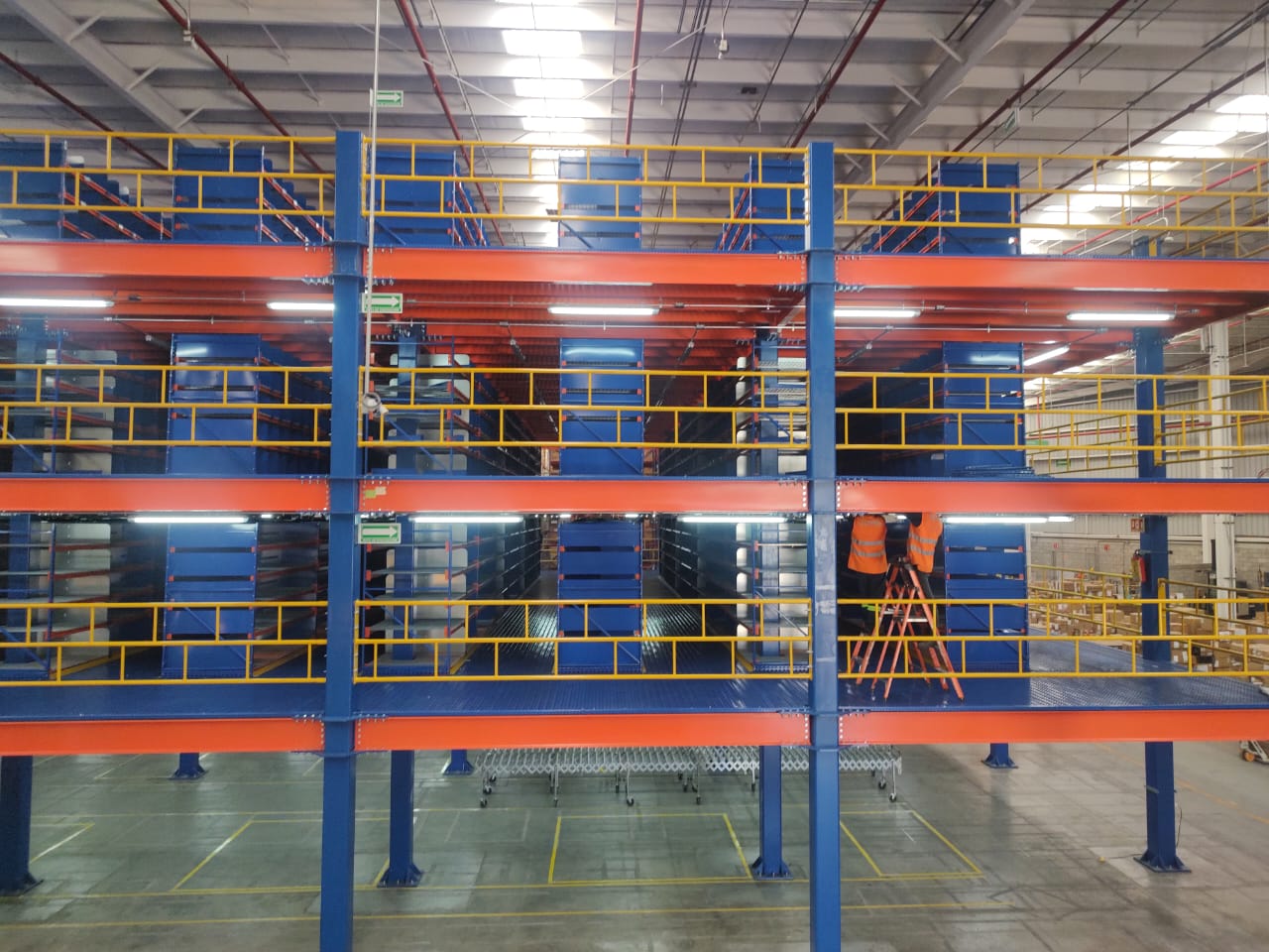Instalación de mezzanine industrial