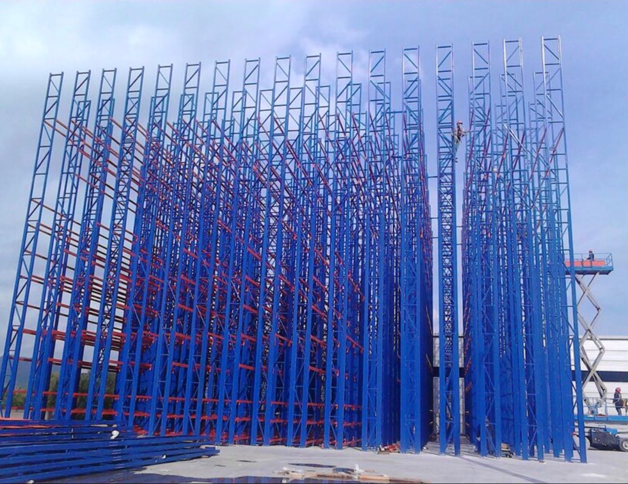 Instalación profesional de racks industriales en almacén
