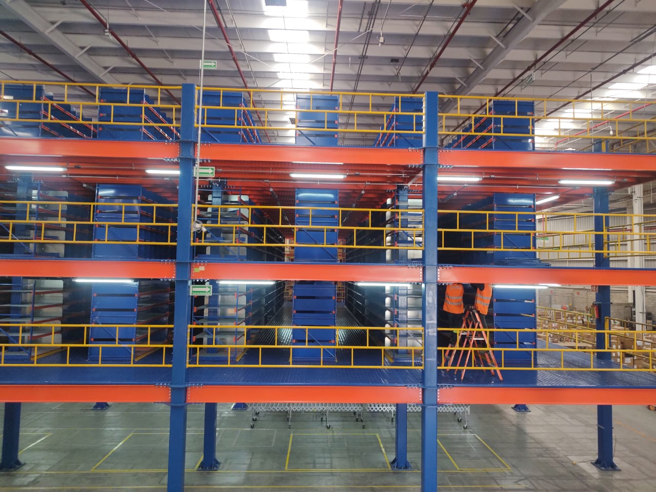 Instalación de racks industriales